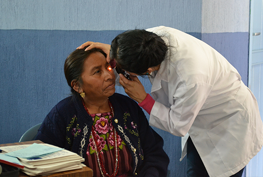 Fotografía Jornadas Oftalmológicas, una doctora realizando una evaluación a una paciente