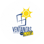 logo ventanitas de luz Imagen de la silueta de una ventana color azul y del lado superior derecho el dibujo de un sol color amarillo y en la parte inferior un texto: Ventanitas de luz clínicas visualiza