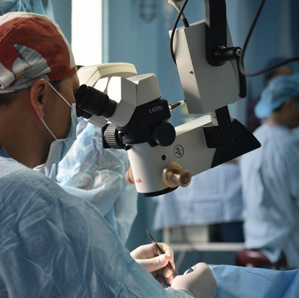 fotografía sala cirugías visualiza doctor Nicolás realizando una cirugía utilizando equipo especial