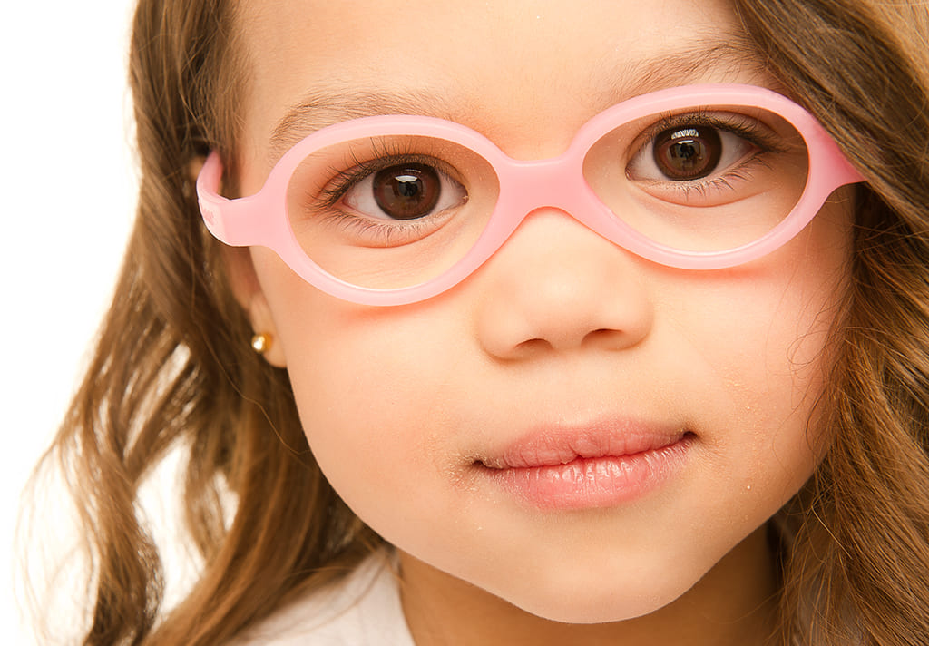 fotografía de un niño utilizando unos aros de plástico color rosado