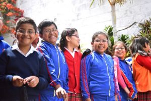 Fotografía de alumnos de una escuela beneficiados por el programa social ventanitas de luz