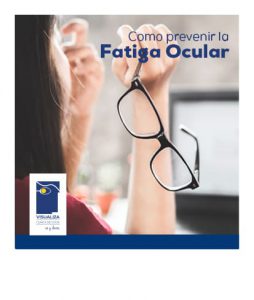 imagen promocional sobre la fatiga ocular, imagen de una persona quitándose sus lentes mientras con la otra mano toca sus ojos en alusión al cansancio visual por usar la computadora