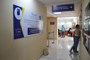 Fotografía del tercer nivel de nuestra clínica social pacientes pagando su consulta en caja y farmacia y al fondo se ven pacientes siendo asesorados para la compra de sus lentes