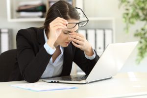 fotografía donde se observa a una persona con cansancio ocular por el uso de dispositivos con pantalla