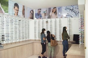 Fotografía Óptica Clínica de San Marcos, pacientes viendo cuales son los lentes que mas les gustan.