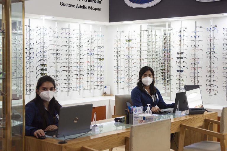 Fotografía de óptica visualiza clínica privada con nuestras asesoras listas para trabajar