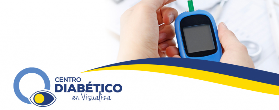 Imagen banner centro diabético, ojo de color azul con iris color azul y unas manos sosteniendo un glucómetro.