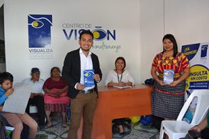 Fotografía del centro de visión de Chimaltenango, recepción con colaboradores y pacientes posando para la fotografía.