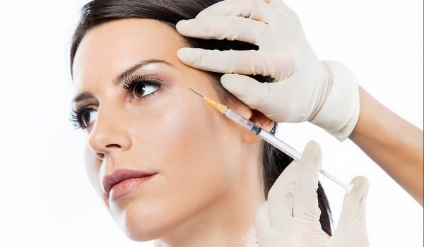 Fotografía sobre Procedimientos Oculoplasticos, colocación de Botox a una paciente