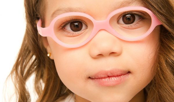 fotografía de un niño utilizando unos aros de plástico color rosado